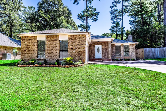 Photo 3 of 1810 Greentree Drive Drive, Huntsville, TX