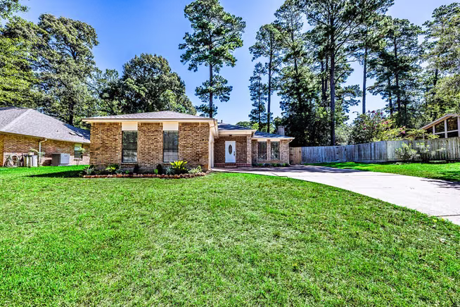 Photo 4 of 1810 Greentree Drive Drive, Huntsville, TX