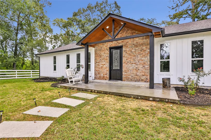Photo of 634 County Road 2342, Dayton, TX 77535
