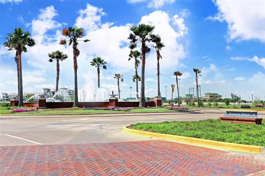 Photo 3 of 106 Stadium Drive, Sugar Land, TX