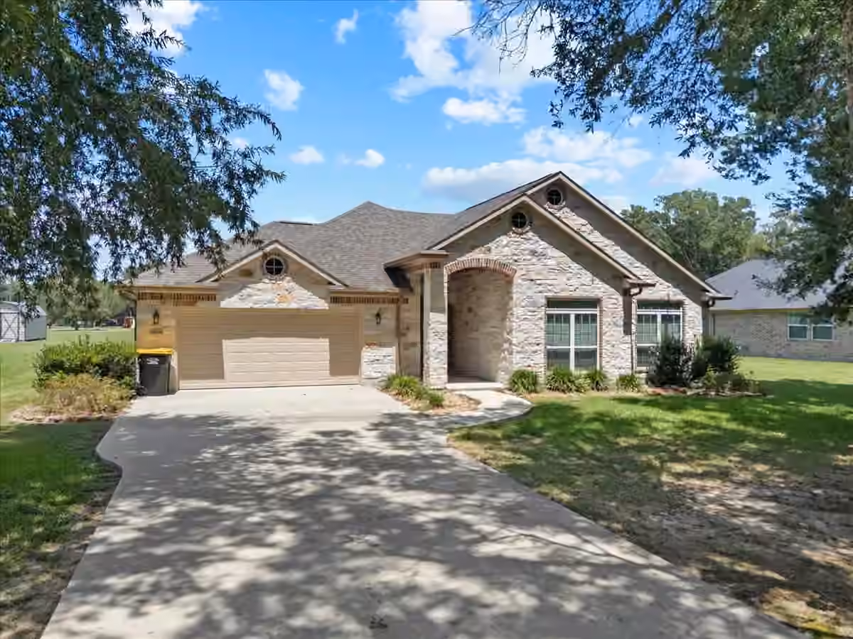 Photo of 607 Oak Street, Anahuac, TX