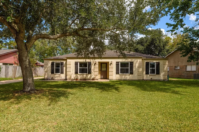 Photo 2 of 15811 Wandering Trail, Friendswood, TX