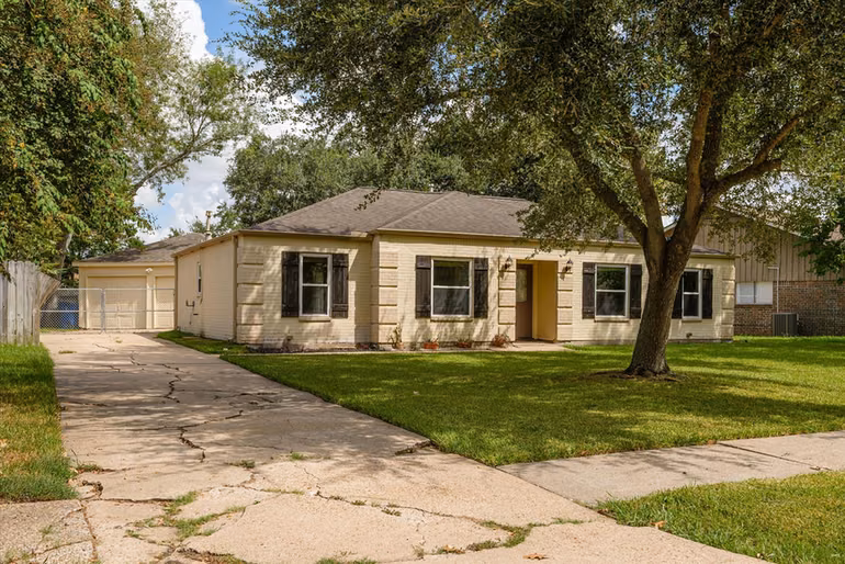 Photo 3 of 15811 Wandering Trail, Friendswood, TX