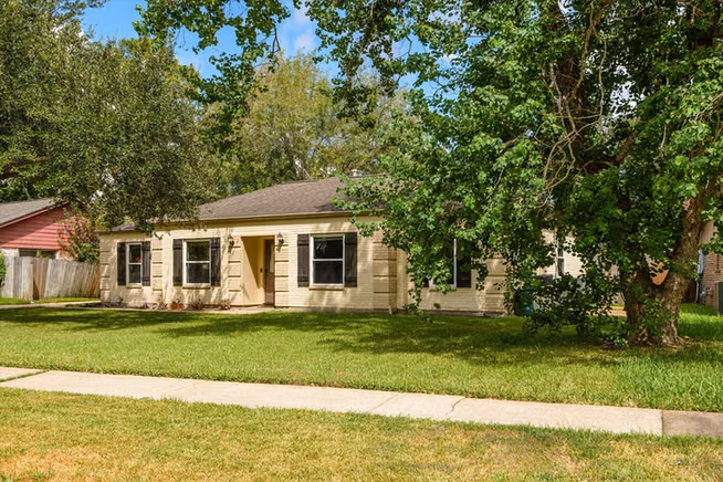 Photo 4 of 15811 Wandering Trail, Friendswood, TX