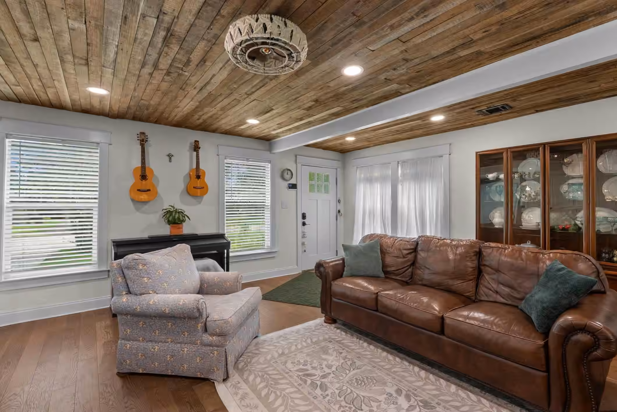 Photo 2 of 4825 Kingfisher Drive, Houston, TX