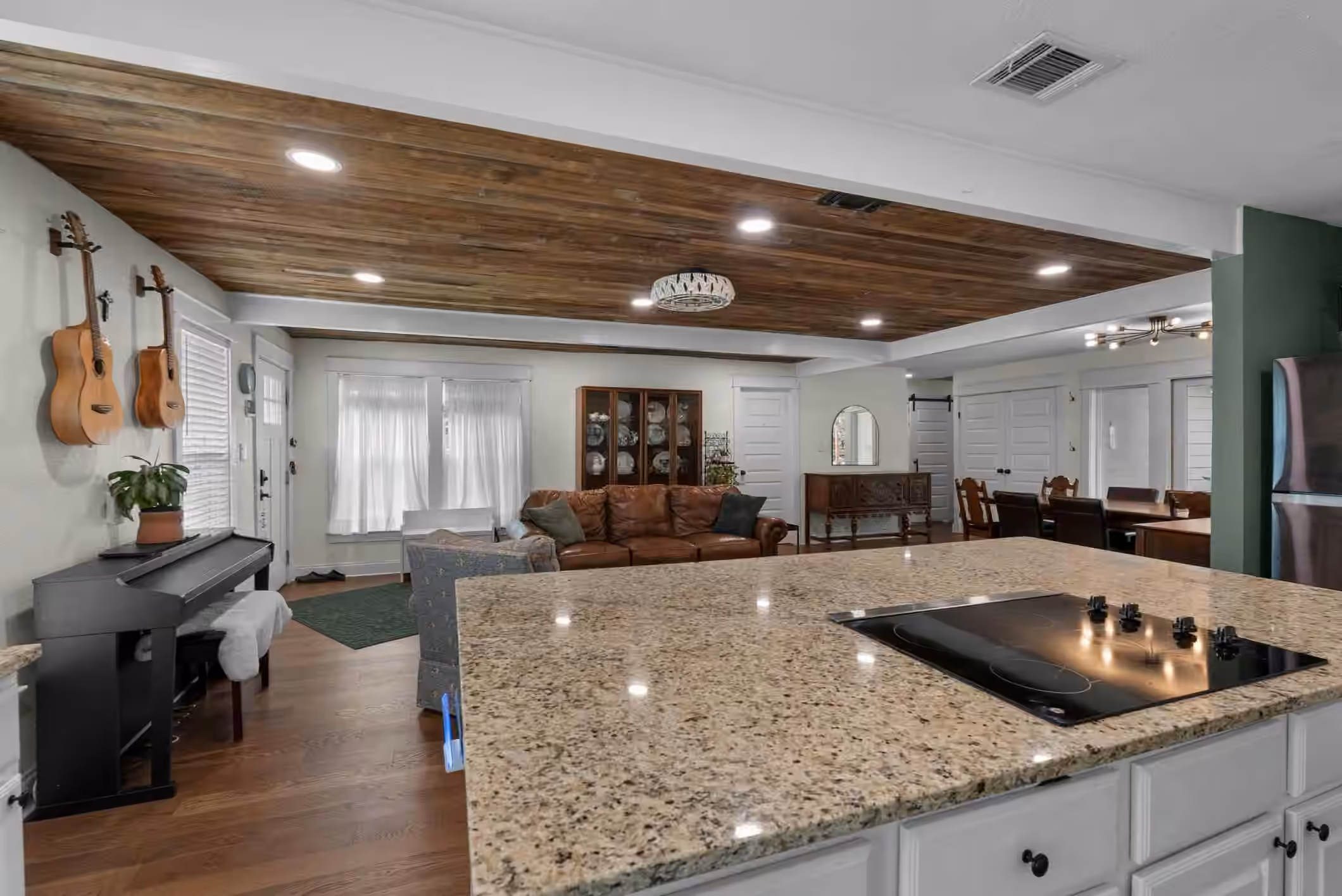 Photo 4 of 4825 Kingfisher Drive, Houston, TX