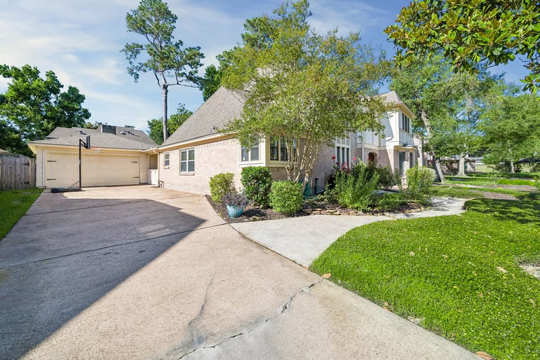 Photo 3 of 7611 Heritage Pines Drive, Humble, TX