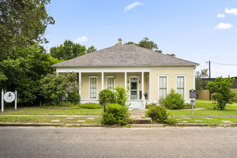 Photo 2 of 1118 Prairie Street, Columbus, TX