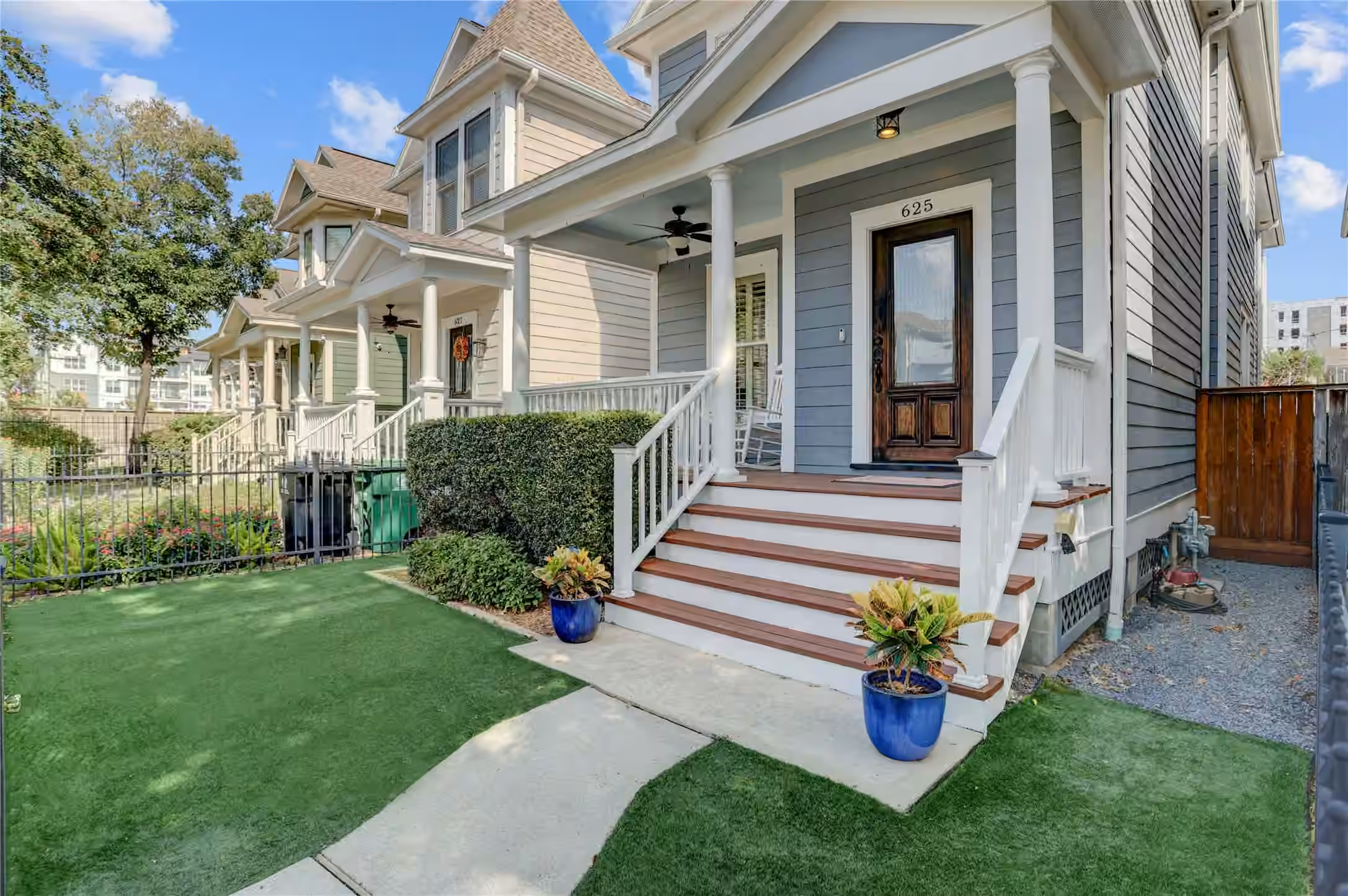 Photo 2 of 625 W 21st Street, Houston, TX