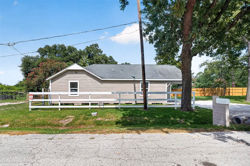 Photo 6 of 106 S 9th Street, Highlands, TX