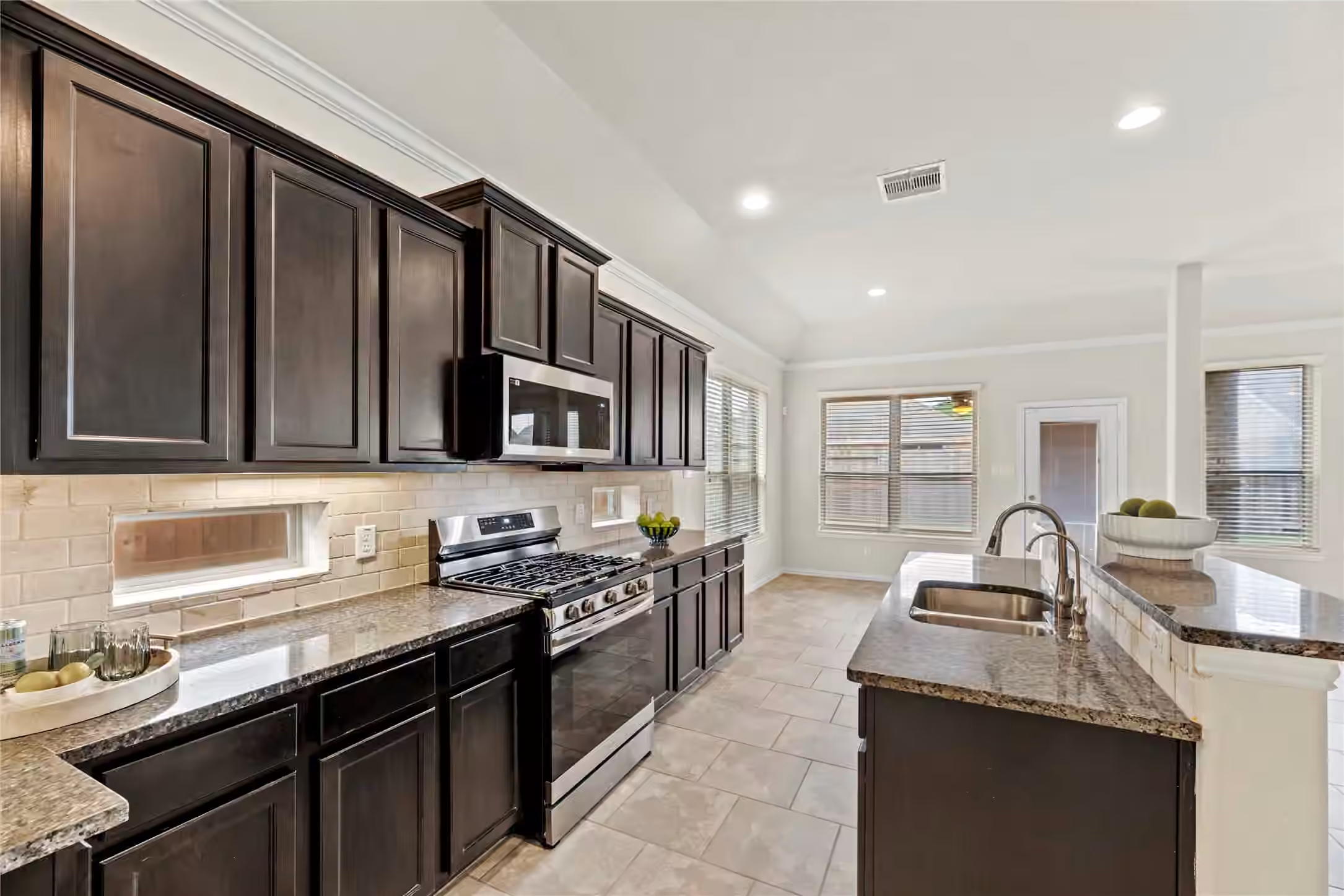 Photo 5 of 5205 Rainy Garden Court, Rosharon, TX