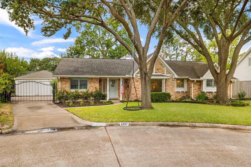 Photo 2 of 4907 Golf Drive, Houston, TX