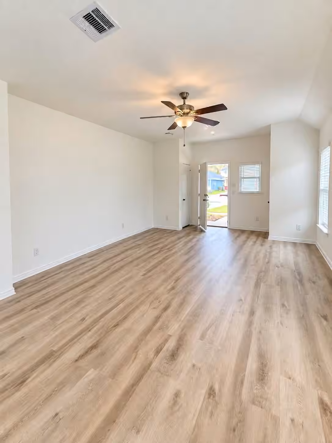 Photo 4 of 507 Oak Chase Avenue, Dayton, TX