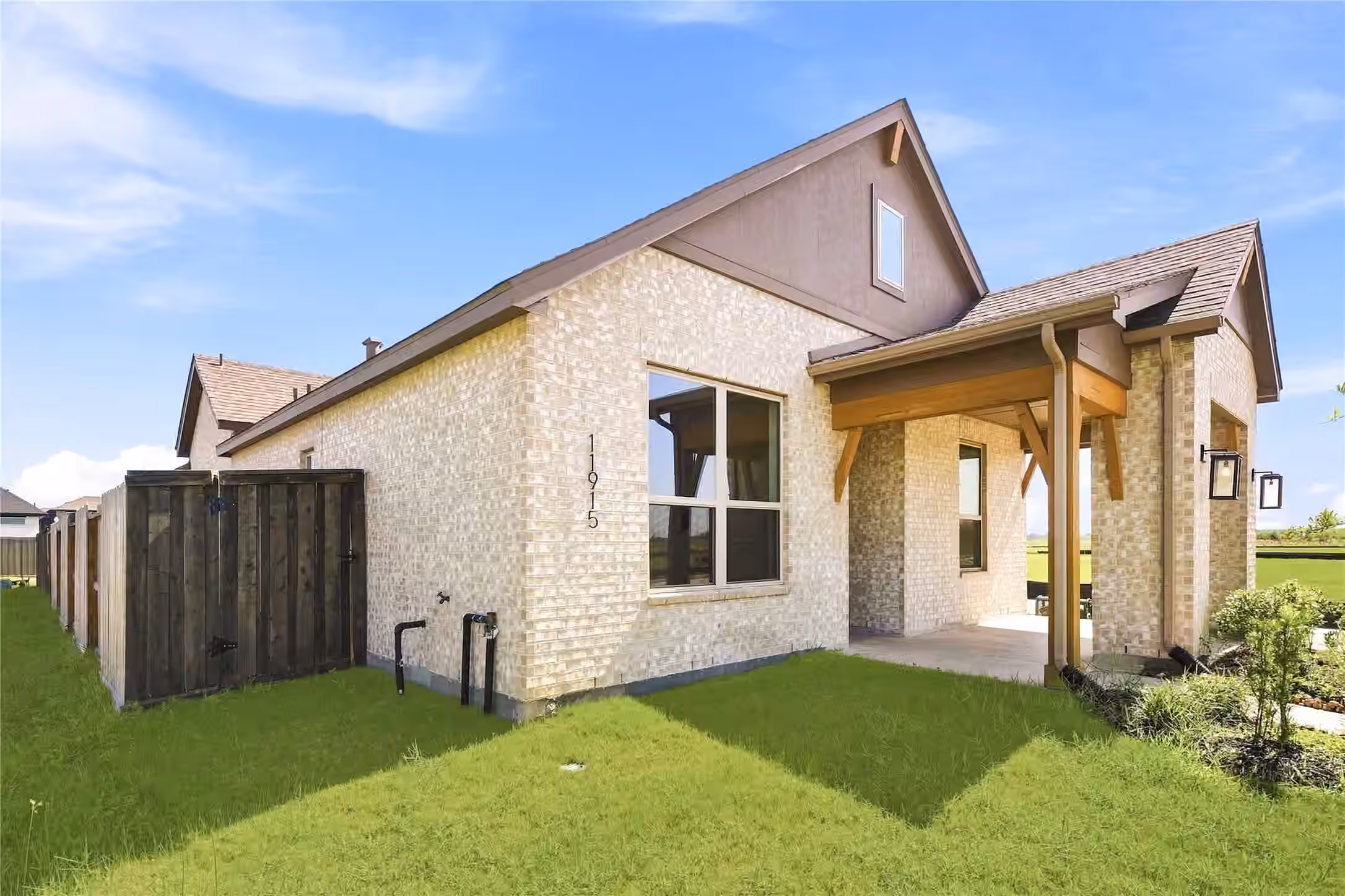 Photo 4 of 11915 S Pavillion Drive, Mont Belvieu, TX