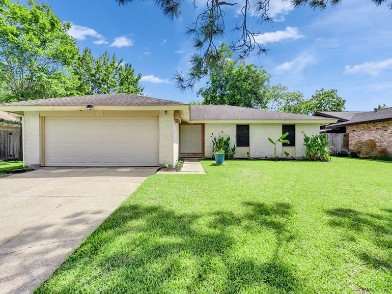 Photo of 16811 Stardale Lane, Friendswood, TX 77546