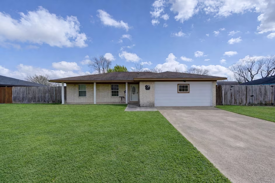 Photo of 8610 Bluebonnet Street, Highlands, TX