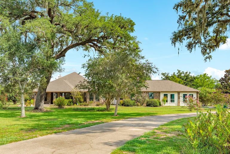 Photo 5 of 2418 Majestic Oaks Court, Rosharon, TX