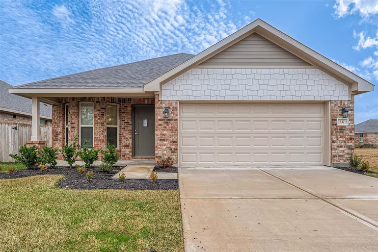 Photo of 35 Greenbriar Loop, Angleton, TX 77515