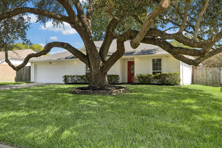 Photo 3 of 608 Tanglewood Drive, Friendswood, TX