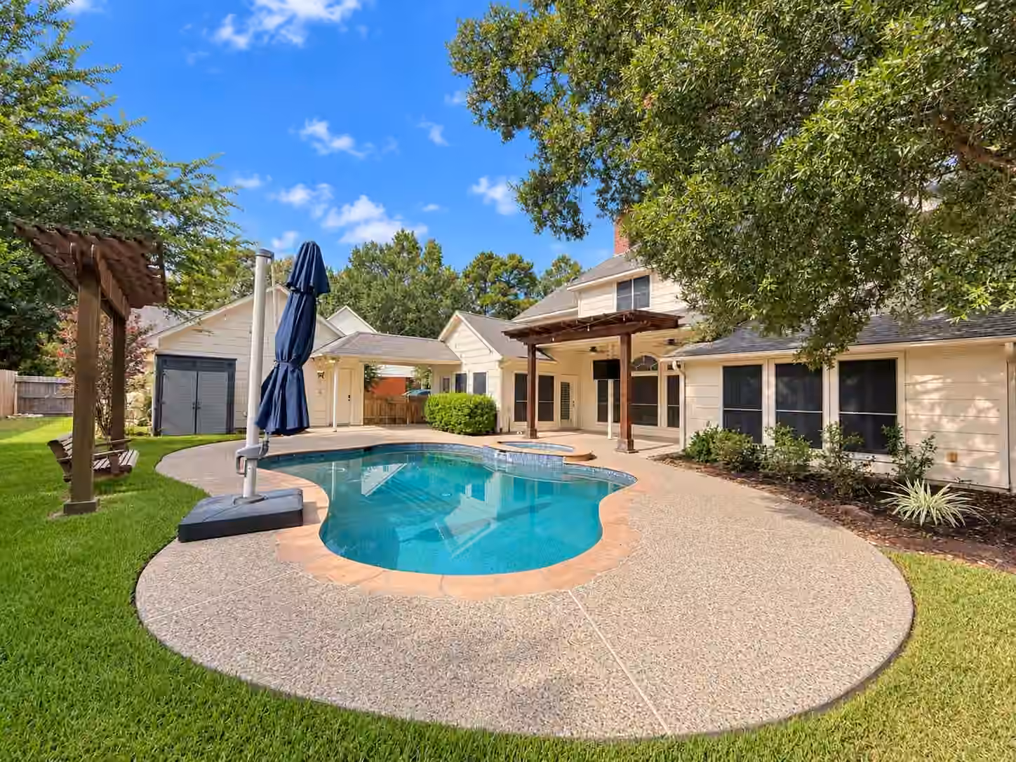 Photo 4 of 5814 Woodland Creek Drive, Kingwood, TX