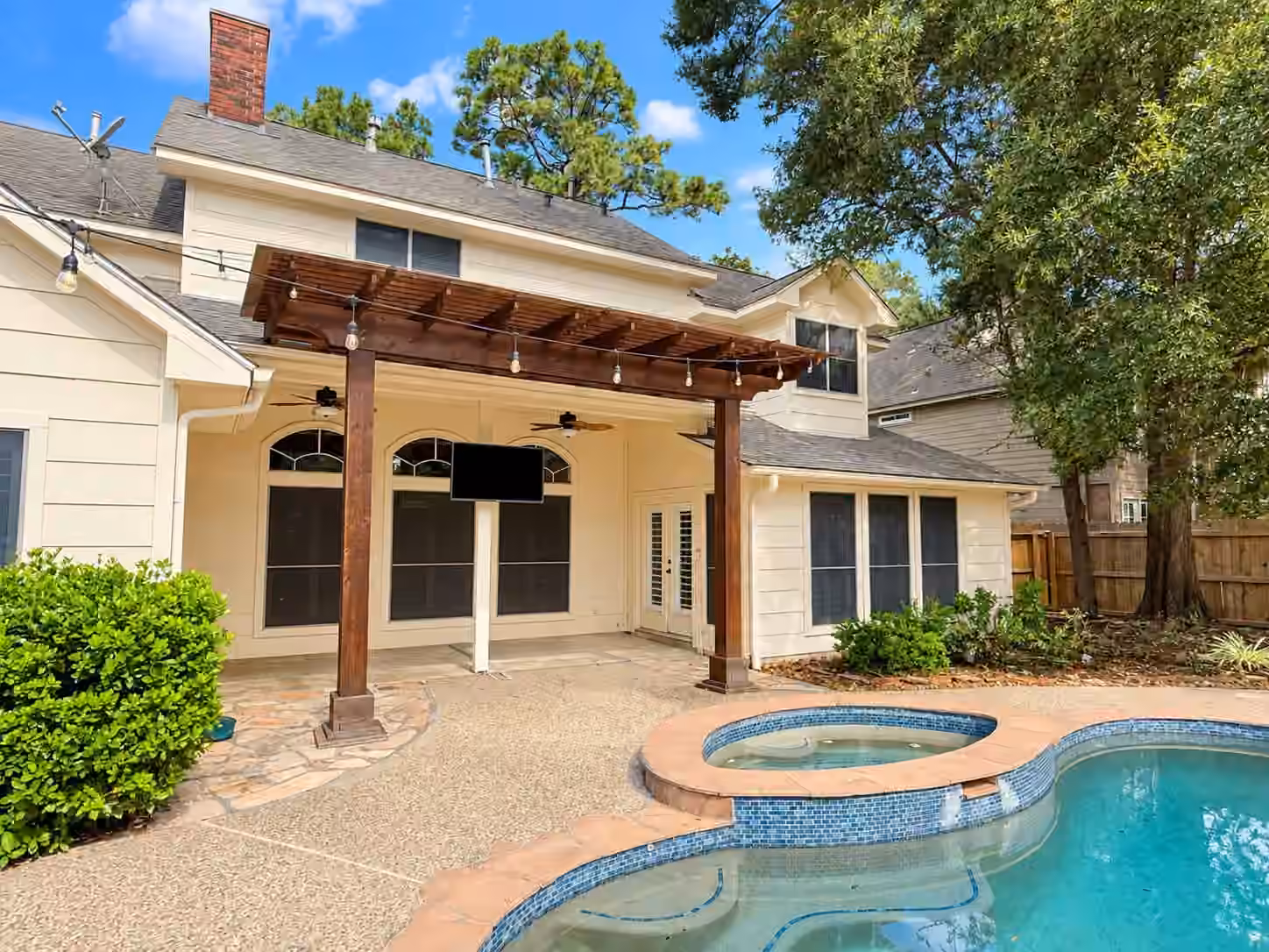 Photo 5 of 5814 Woodland Creek Drive, Kingwood, TX