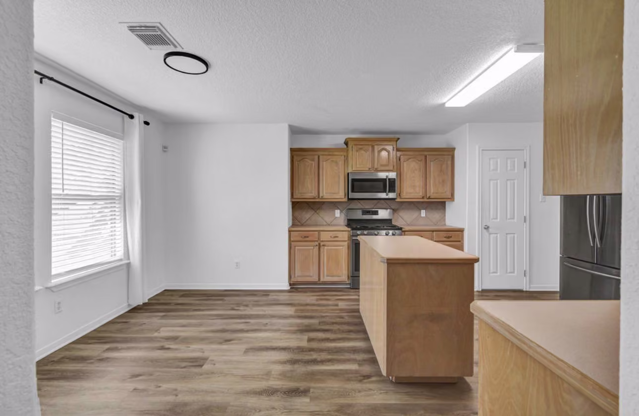 Photo 6 of 218 Lexington Avenue, Clute, TX