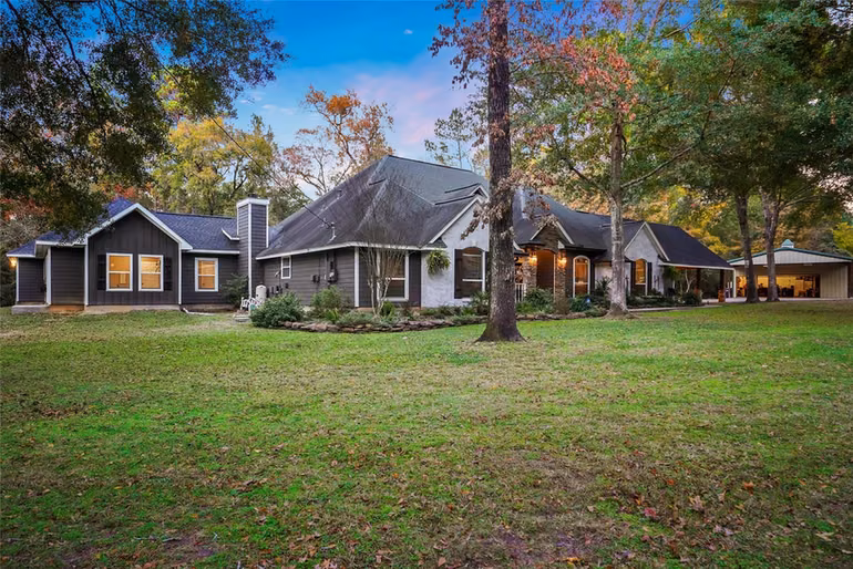 Photo of 11 W Lake Forest Court, Conroe, TX