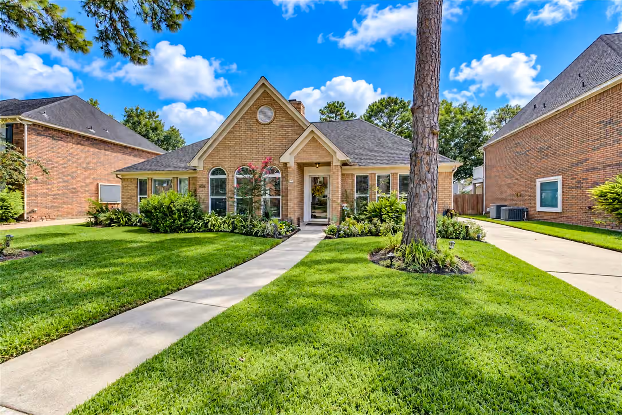 Photo 4 of 7303 Starbridge Drive, Houston, TX