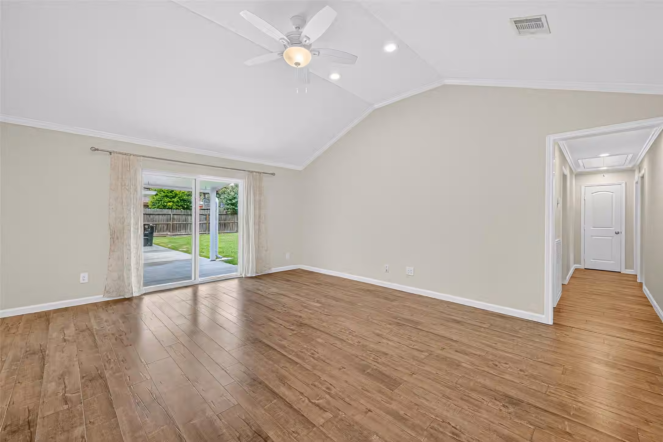 Photo 7 of 8530 Roos Road, Houston, TX