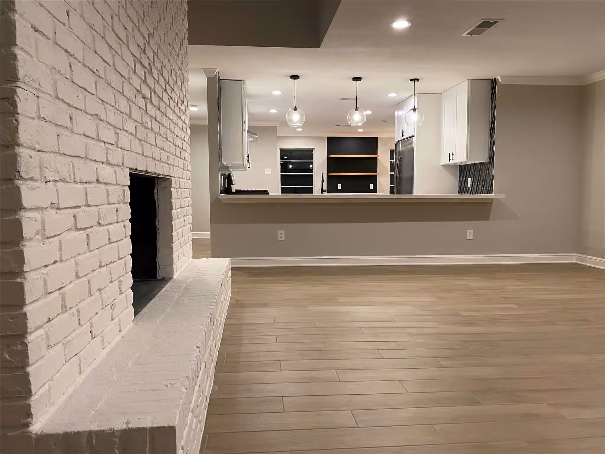 Photo 5 of 10610 Chevy Chase Drive, Houston, TX