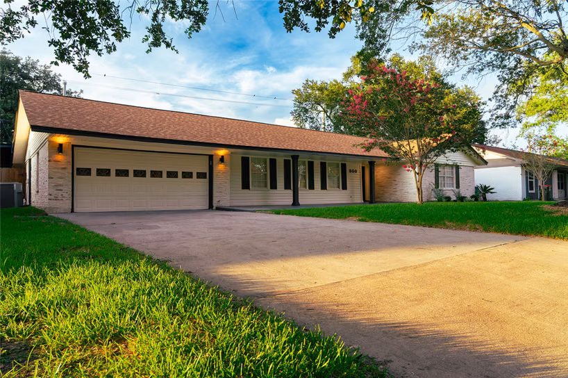 Photo of 800 Rosewood Drive, Baytown, TX 77520