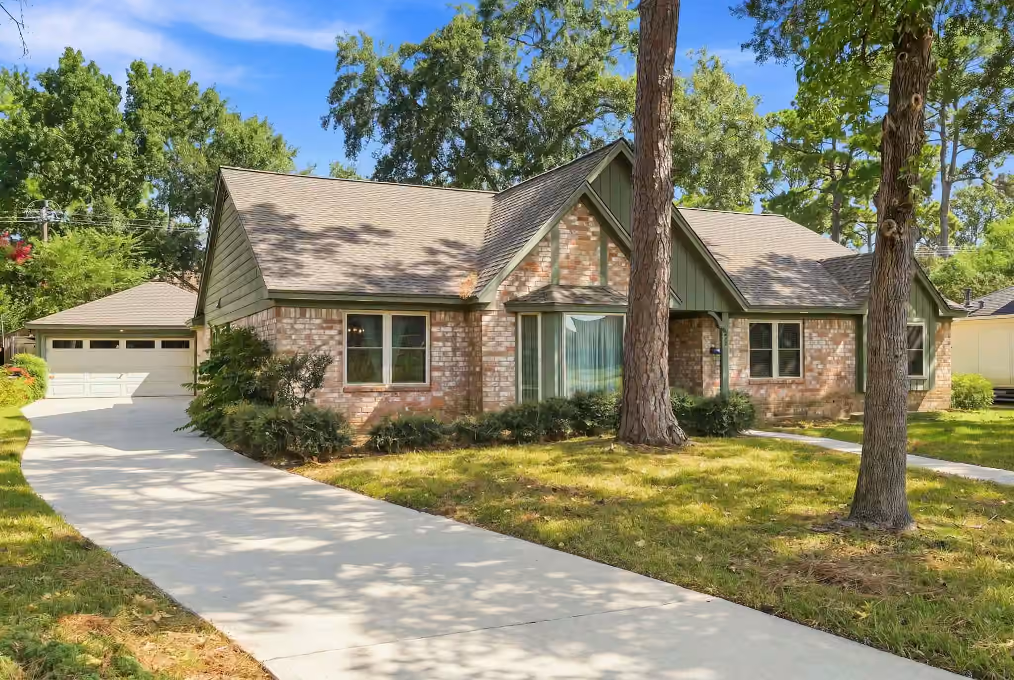 Photo 3 of 8126 Middlebury Lane, Houston, TX