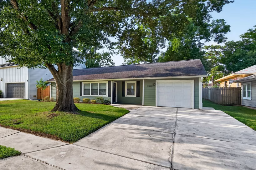 Photo 3 of 2231 Saxon Drive, Houston, TX