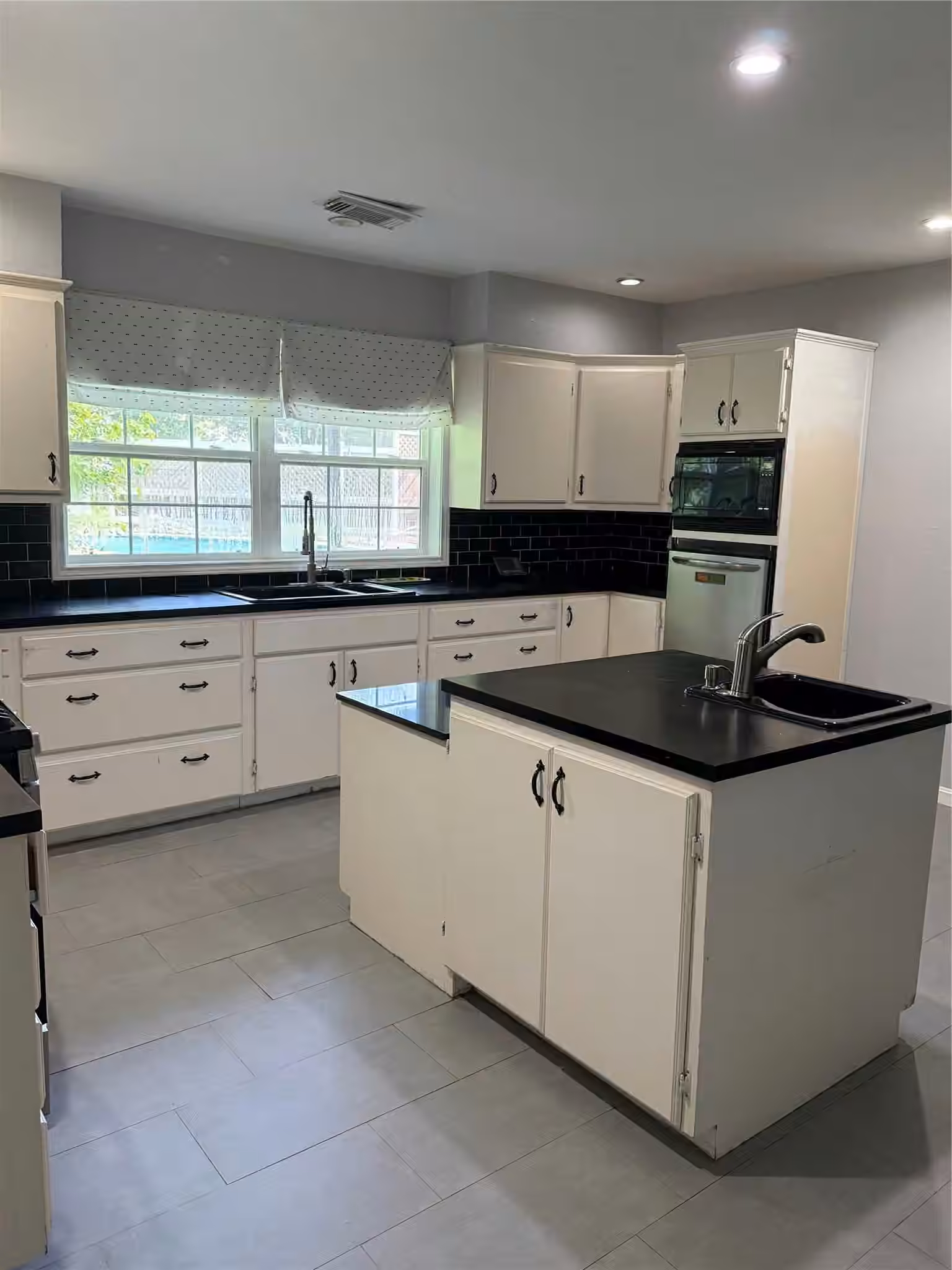 Photo 2 of 707 S Mccarty Avenue, Eagle Lake, TX