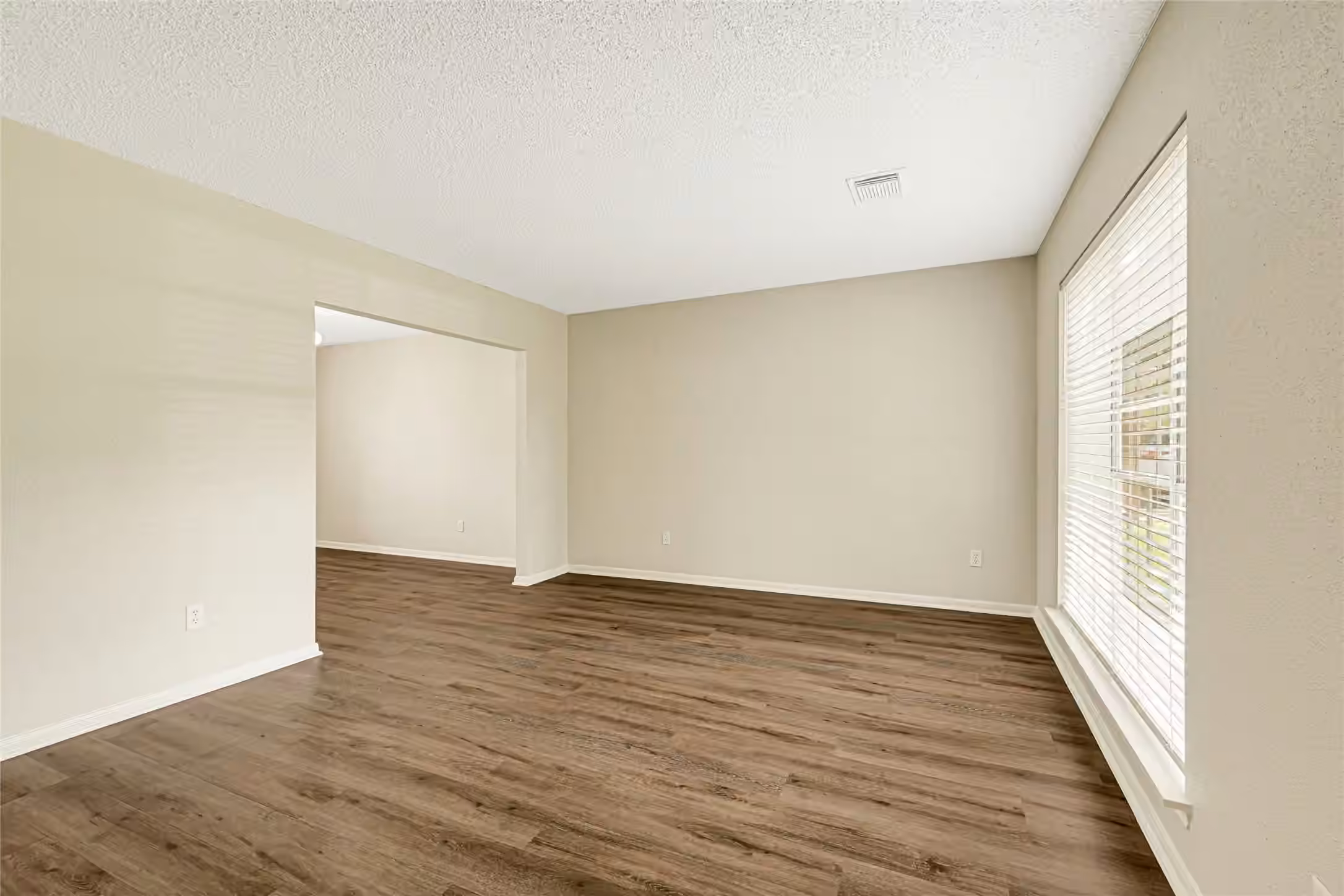 Photo 4 of 4010 Spring Garden Drive, Pearland, TX