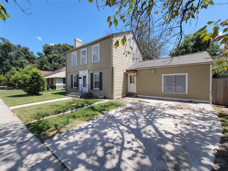 Photo 2 of 213 Miriam, Baytown, TX