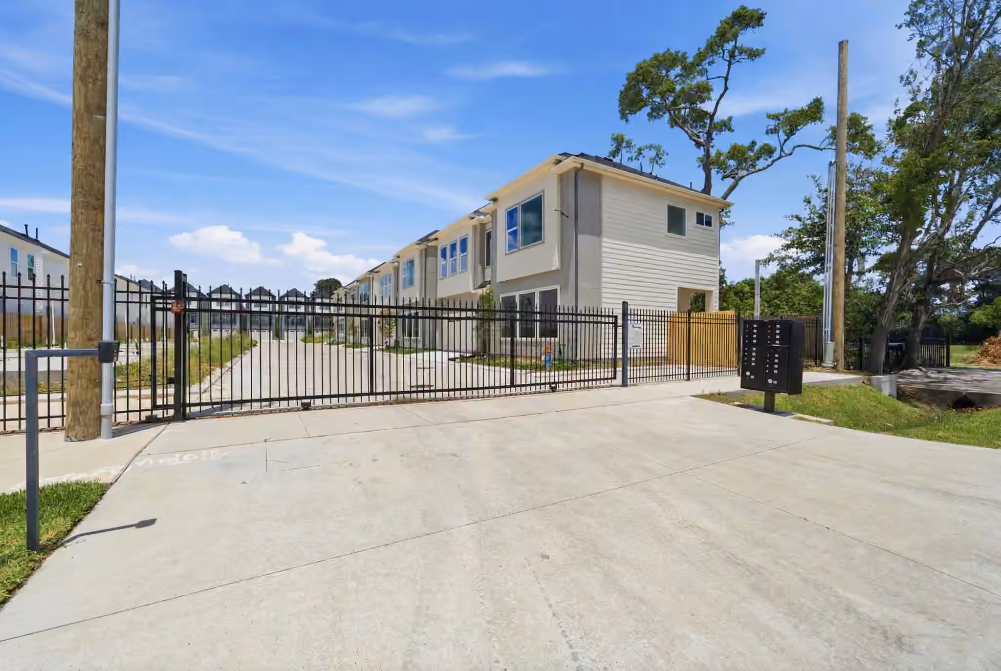 Photo 3 of 8902 Knoll Leaf Drive, Houston, TX