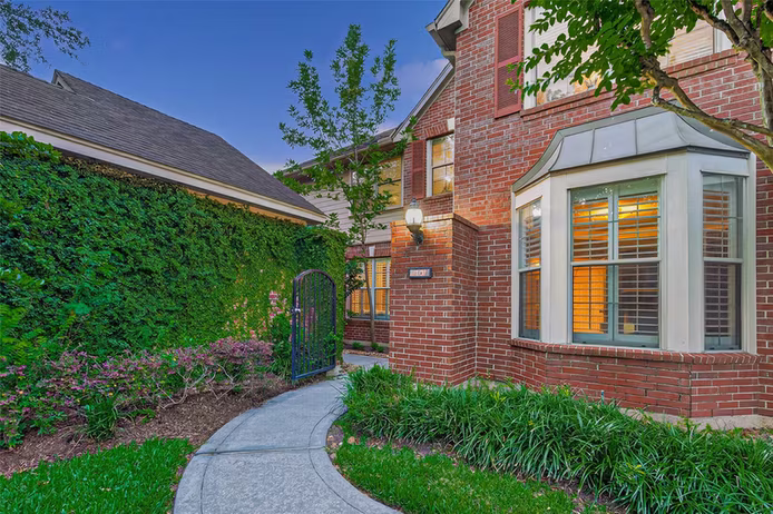 Photo 4 of 10 Mirror Ridge Drive, The Woodlands, TX