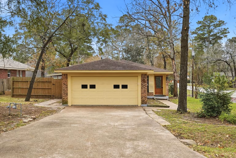 Photo 3 of 20 Moon Valley Court, Conroe, TX