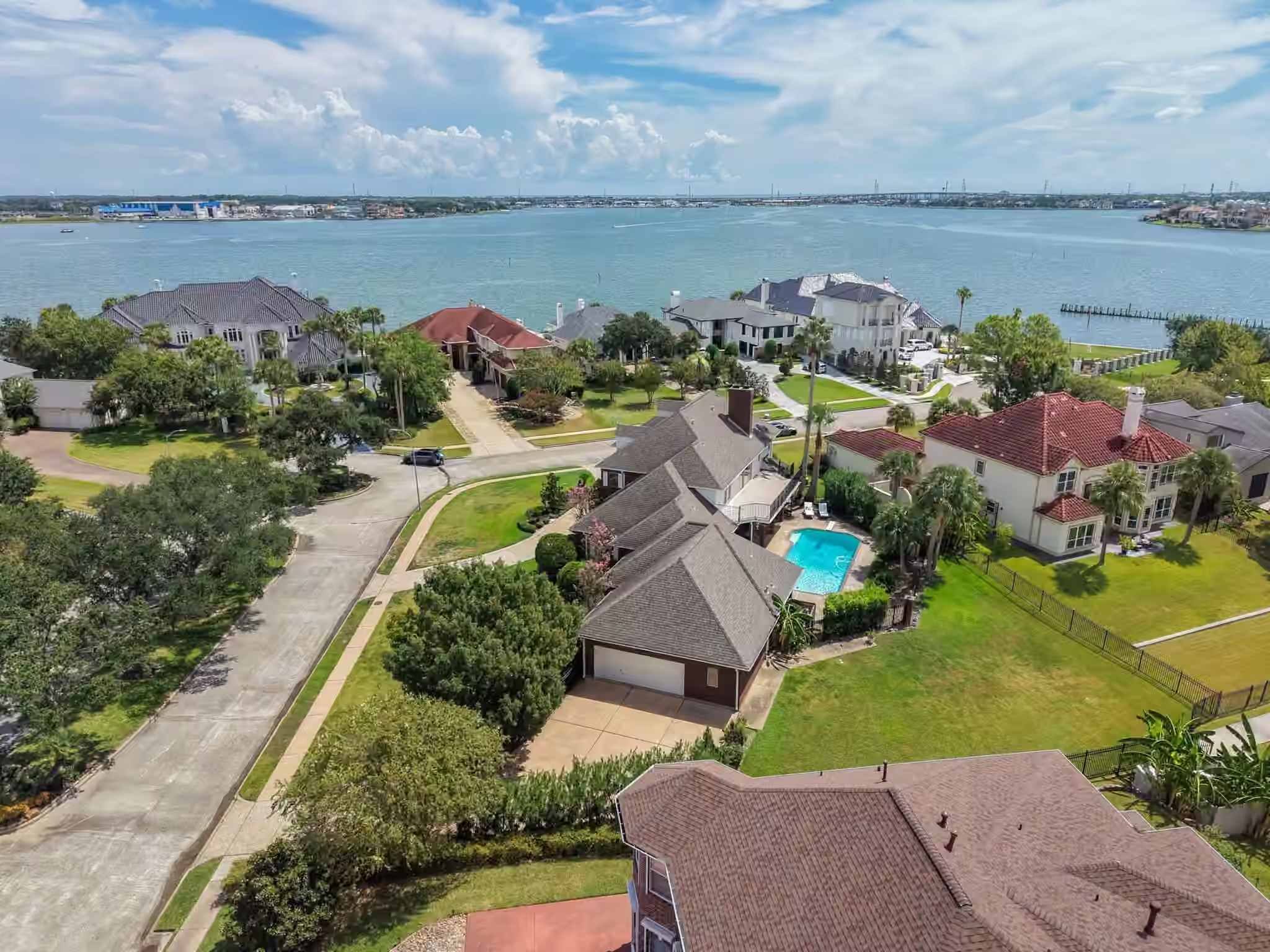 Photo 3 of 2207 Twin Oaks Boulevard, Kemah, TX