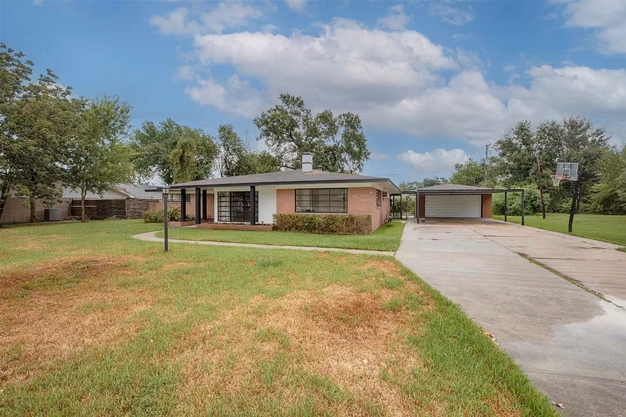 Photo 2 of 124 Lazy Lane, Baytown, TX