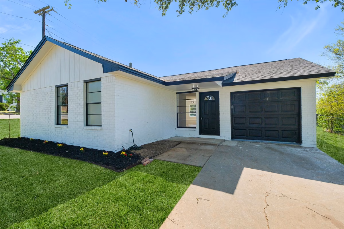 Photo of 221 N Baron Street, Bellville, TX 77418