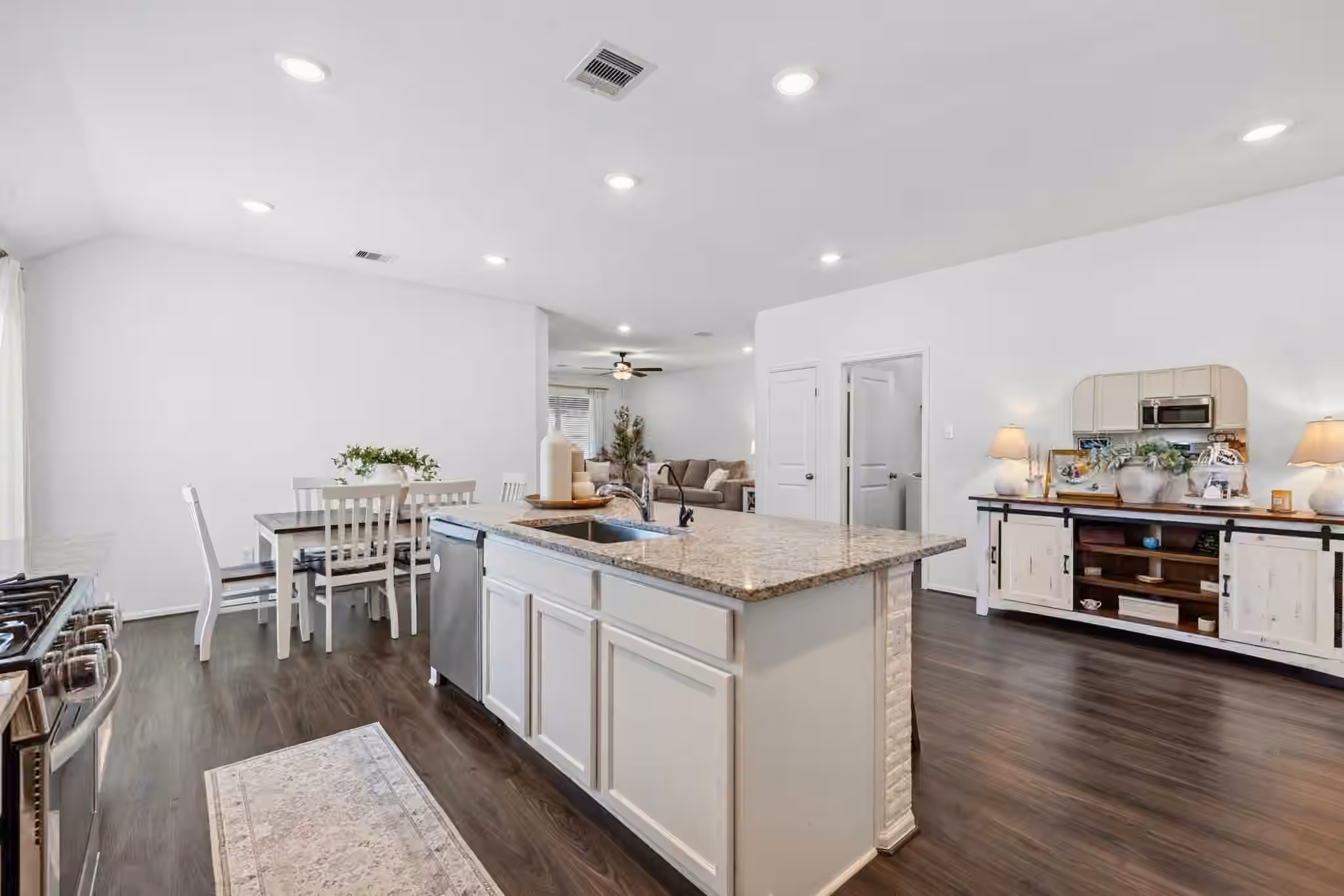 Photo 7 of 7106 Hillside Avenue, Mont Belvieu, TX 77523