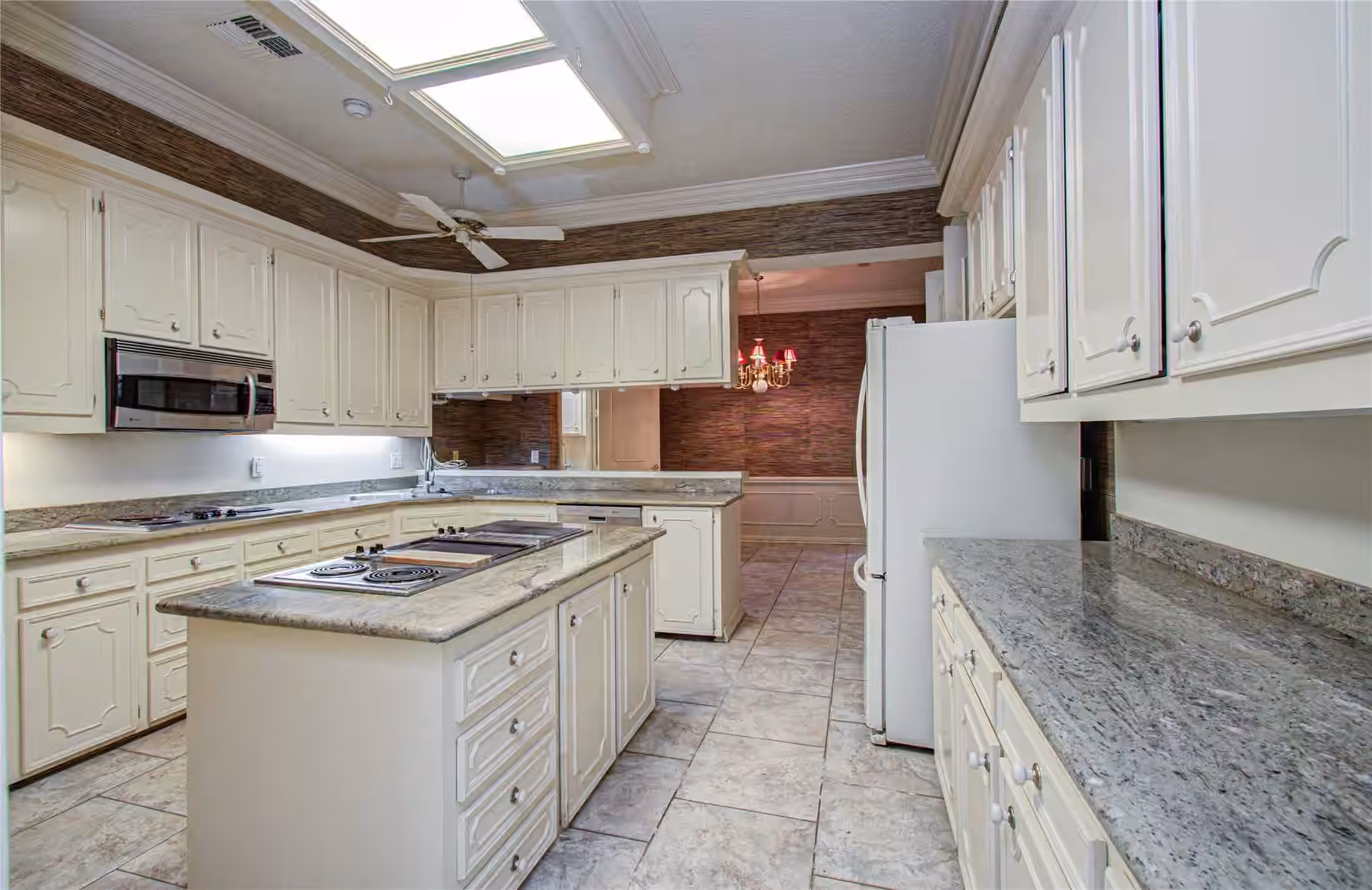 Photo 4 of 9712 Longmont Drive, Houston, TX