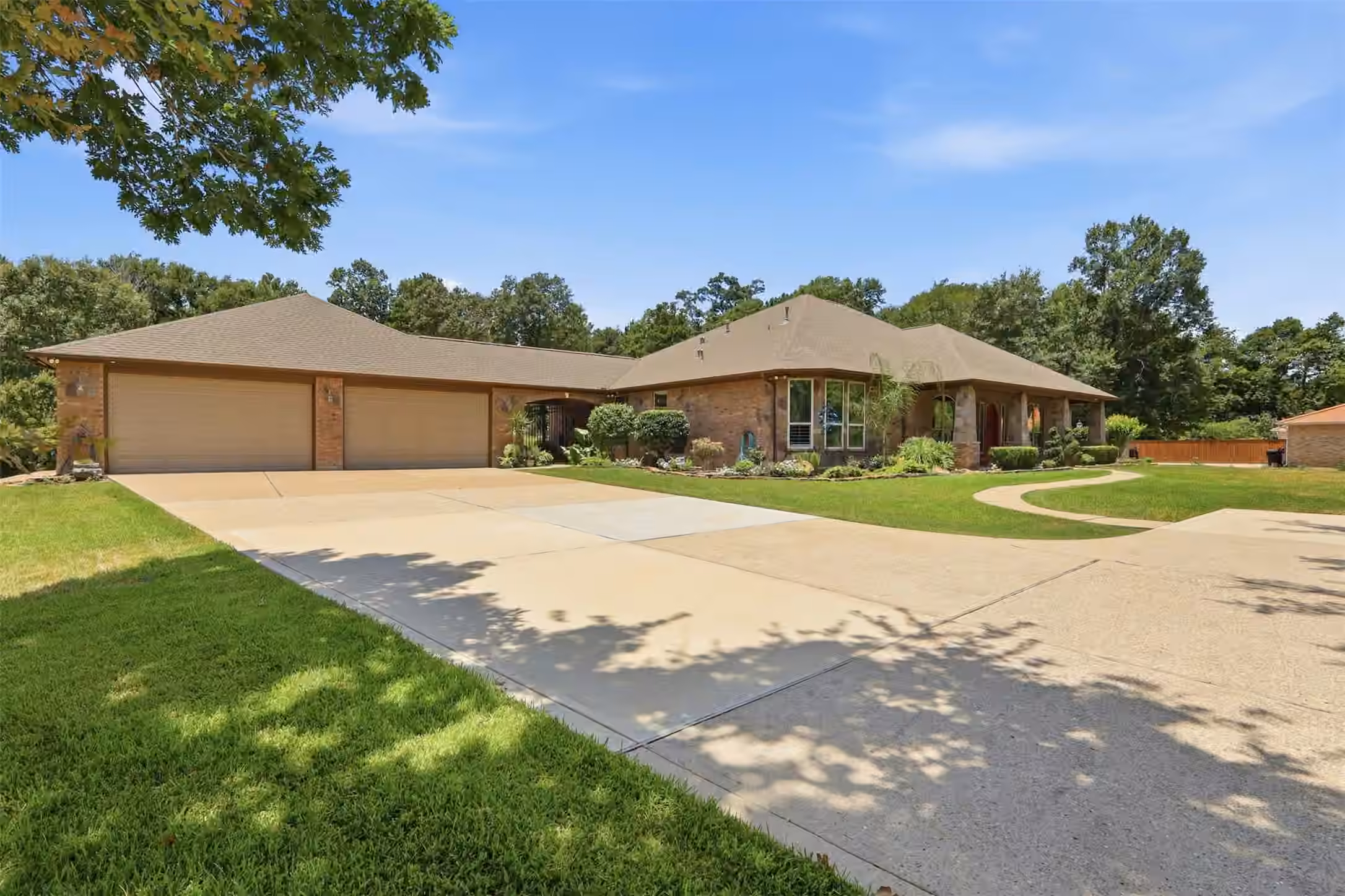 Photo 2 of 151 Lyndsey Drive, Montgomery, TX