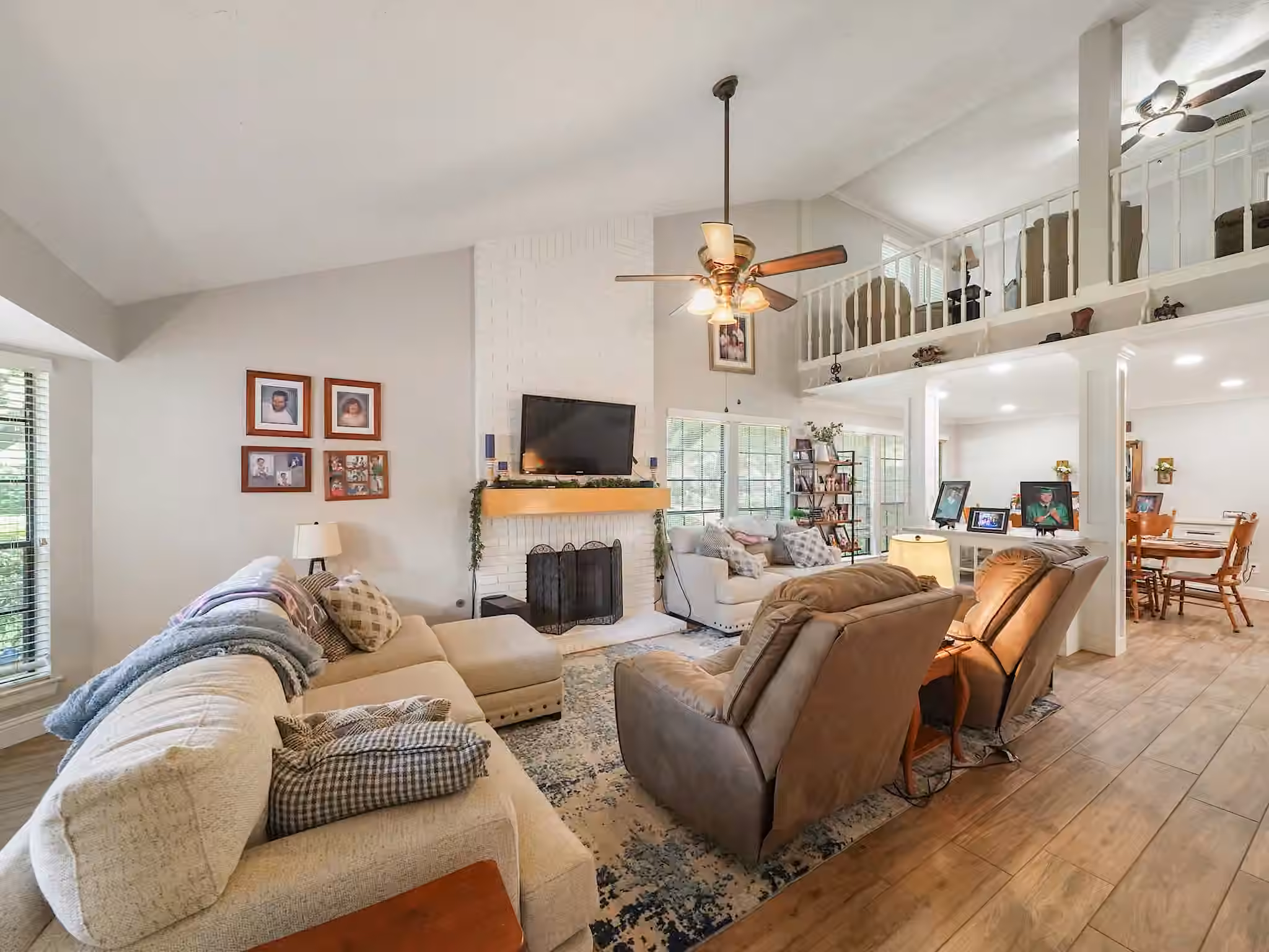 Photo 4 of 8010 Pinyon Creek Court, Houston, TX