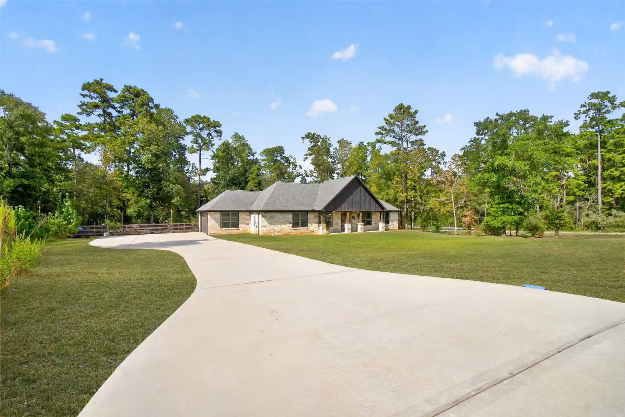 Photo 4 of 15741 Forest Grove Drive, Willis, TX