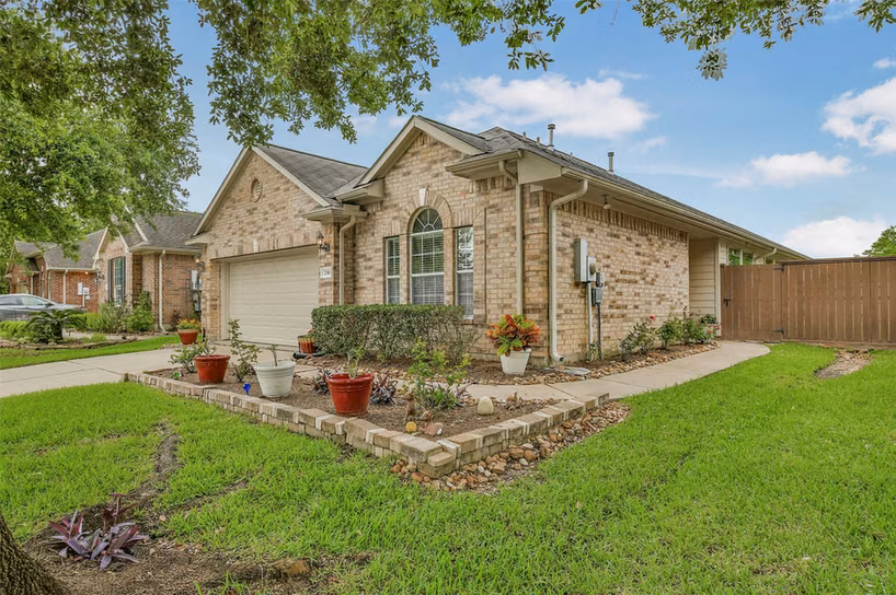 Photo of 2310 Messina Drive, Pearland, TX