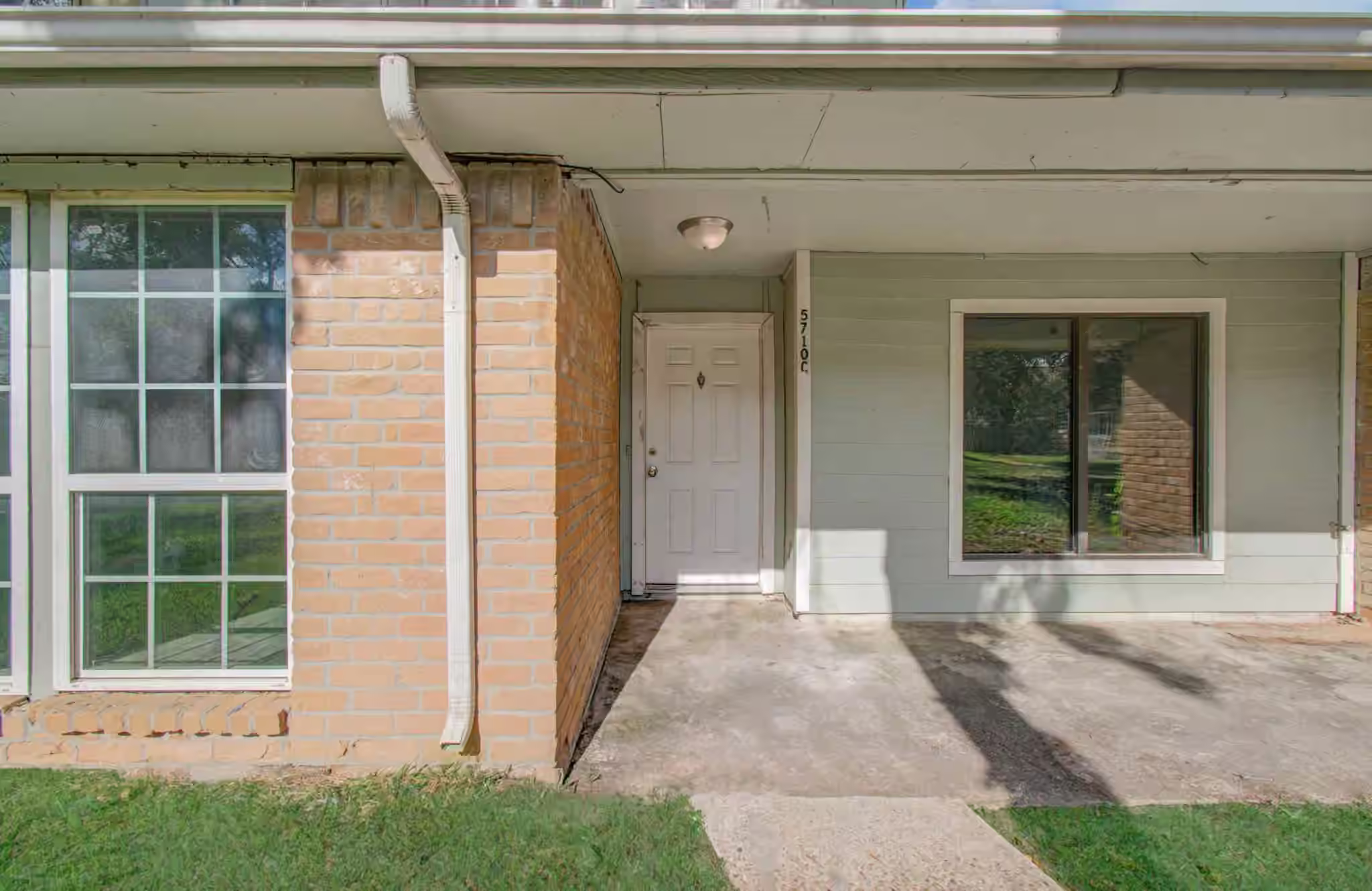 Photo 4 of 5710 Easthampton Drive C, Houston, TX