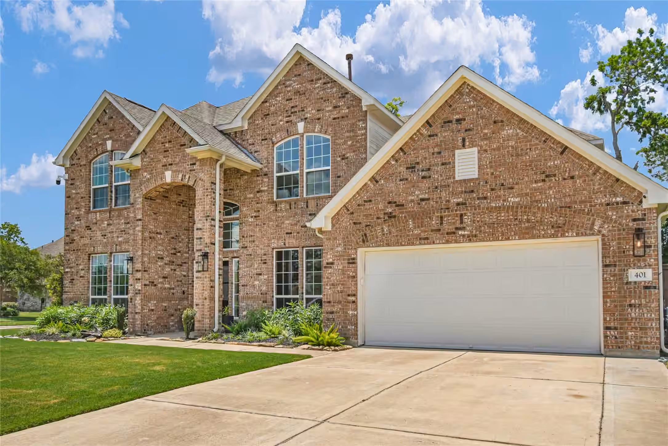 Photo 2 of 401 Bentwood Way, Clute, TX